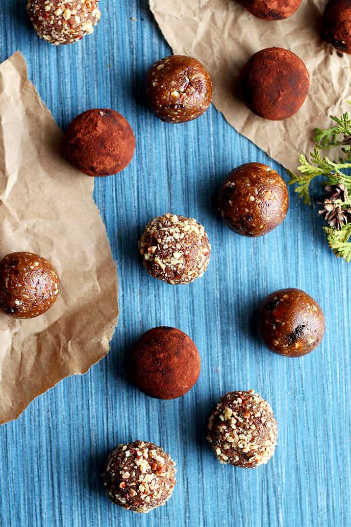 Holiday Truffles in 3 Flavours: Gingerbread, Pecan Pie, & Mint Chocolate {naturally sweetened!} - ilovevegan.com #vegan #christmas #gingerbread #dates
