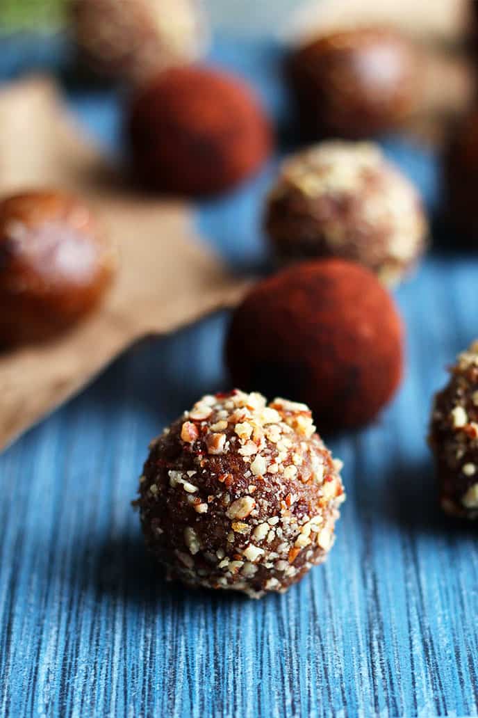 Holiday Truffles in 3 Flavours: Gingerbread, Pecan Pie, & Mint Chocolate {naturally sweetened!} - ilovevegan.com #vegan #christmas #gingerbread #dates