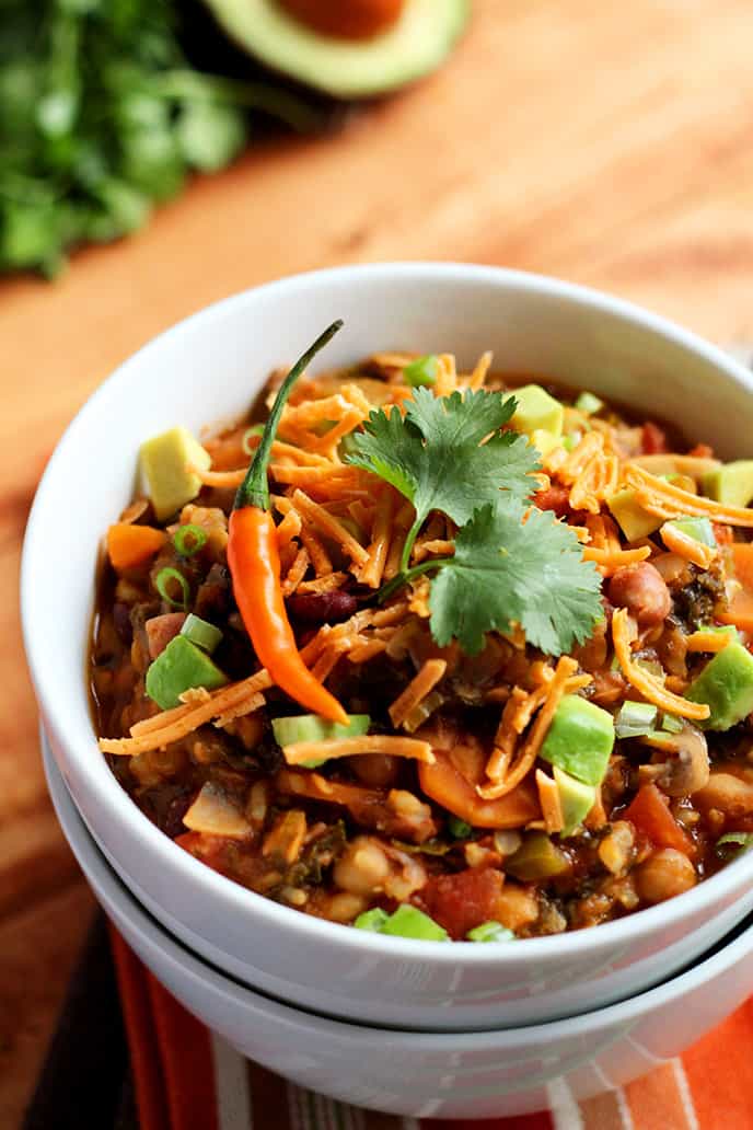 Easy 1 Hour Vegan Chili - Insanely easy 7-vegetable vegan chili that's ready in 1 hour! Fall comfort food that's packed with healthy ingredients! - ilovevegan.com #vegan #glutenfree #chili