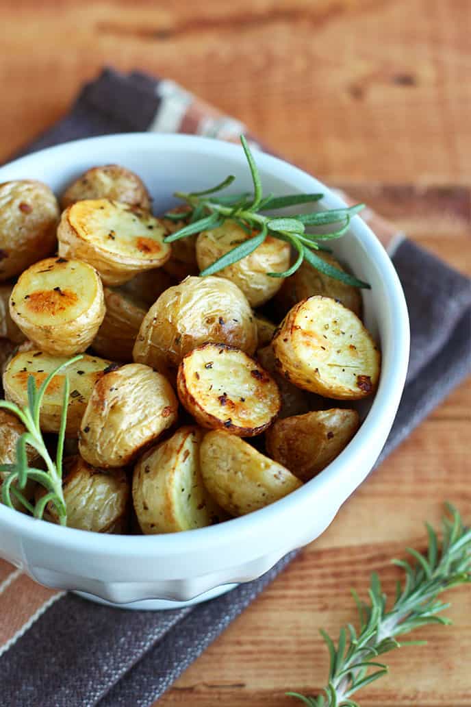 Simple Herb Roasted Potatoes - A classic and incredibly simple side dish that's always delicious! - ilovevegan.com #vegan #sidedish #christmas #thanksgiving #potatoes