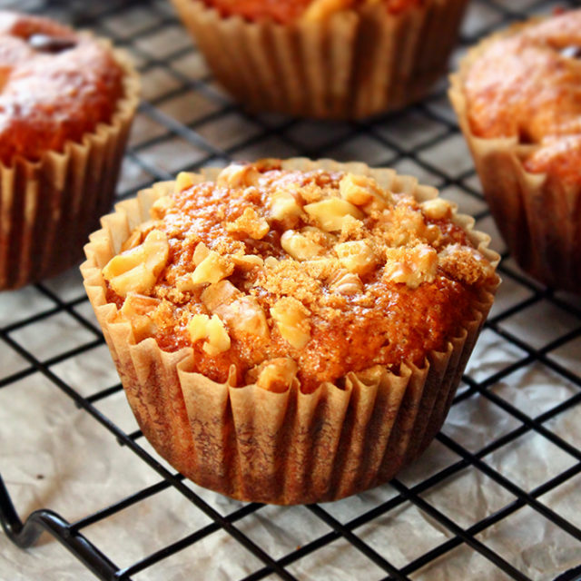 Vegan Chocolate Walnut Banana Muffins {ilovevegan.com} - These pillow-y soft, lightly spiced muffins are the perfect muffin to help us transition into Fall! #vegan #snack #soyfree #muffins