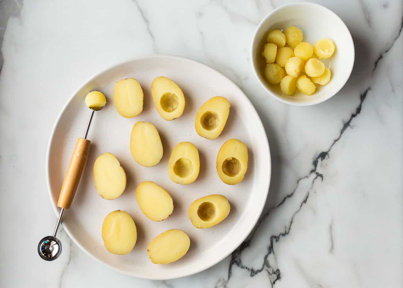 pomocí melounu baller nabrat dutiny pro plnění vegan deviled vejce brambory.